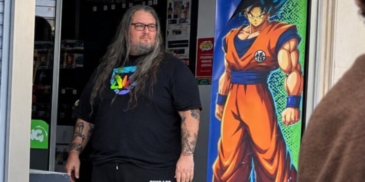 Sujeto en Francia se vuelve viral tras defender su lugar de trabajo al lado de  ‘Goku’ en plenas protestas (Video)
