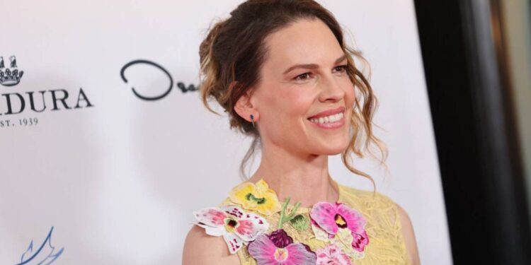 La actriz Hilary Swank anuncia que está esperando a su tercer hijo a los 52 años
