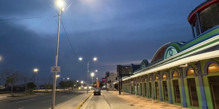 Gobernación del Zulia y Corpoelec rehabilitan iluminación de la avenida Libertador