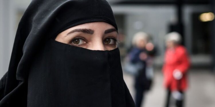 Irán radical: Gobierno endurece su postura y advierte que castigará la «desnudez» de mujeres sin velo