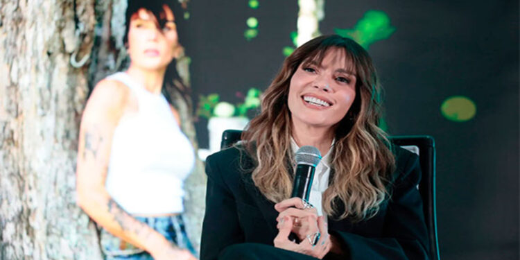 La cantante Kany García afirma que padece una condición que la está encorvando