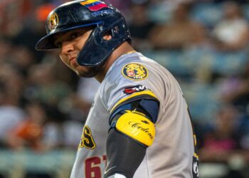 Los Leones del Caracas sacan las garras para vencer a las Águilas del Zulia en el Luis Aparicio