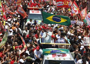 Lula reúne a miles en Río y se muestra convencido de su victoria en la segunda vuelta