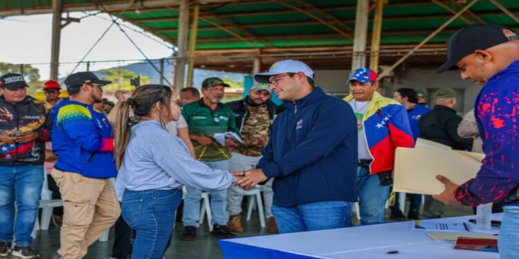 Ministro Héctor Silva lideró asamblea popular con mineros en el sector «La Fábrica» en El Callao