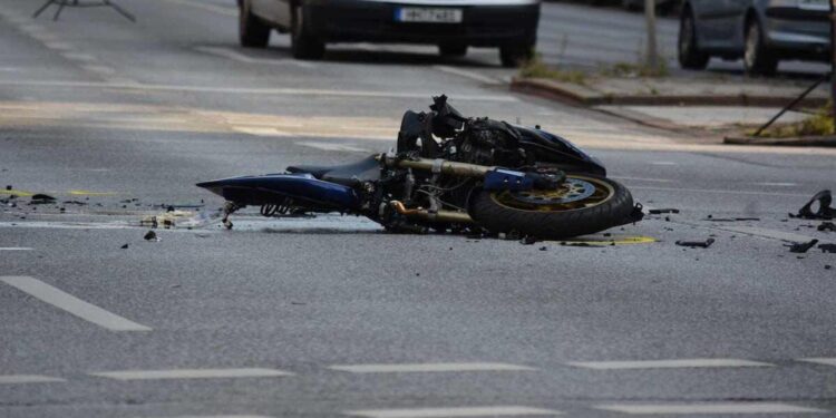 Mujer venezolana pierde la vida en Perú tras choque entre una moto y un tráiler de carga: vea los detalles