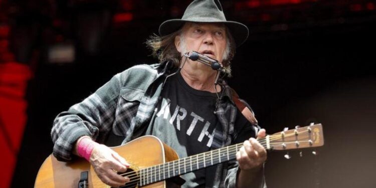 Neil Young demanda la campaña de Trump por usar una de sus canciones
