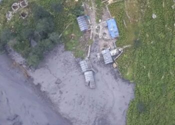 Repentino desbordamiento de un río en Nepal arrasa con viviendas y deja cinco desaparecidos (Video)