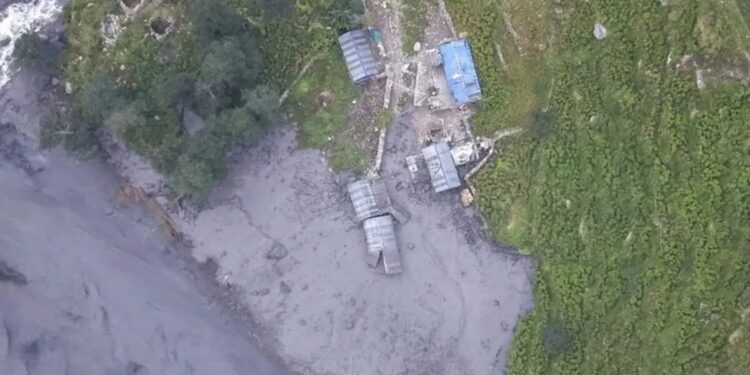 Repentino desbordamiento de un río en Nepal arrasa con viviendas y deja cinco desaparecidos (Video)