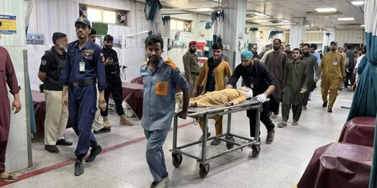 Derrumbe del techo de una escuela en Pakistán deja al menos 28 fallecidos y 25 heridos