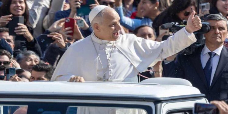 El papa retoma las audiencias y se vuelve a subir al papamóvil tras su operación