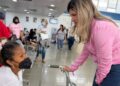 Primera dama Roselyn López de Caldera acompaña atención en la Farmacia de Alto Costo