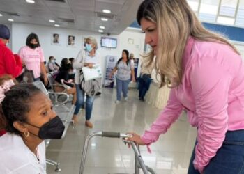 Primera dama Roselyn López de Caldera acompaña atención en la Farmacia de Alto Costo