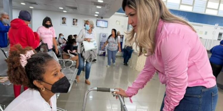 Primera dama Roselyn López de Caldera acompaña atención en la Farmacia de Alto Costo