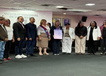Concejo Municipal de Maracaibo condecora a la primera dama Roselyn López de Caldera con la Orden Ana María Campos