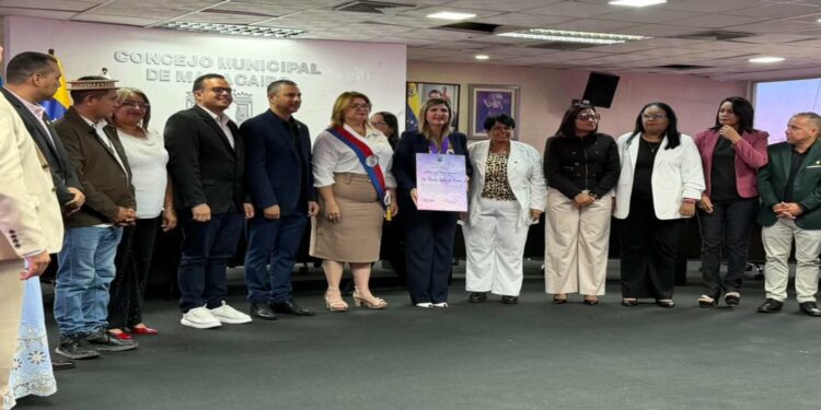 Concejo Municipal de Maracaibo condecora a la primera dama Roselyn López de Caldera con la Orden Ana María Campos