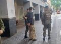 Venezolano queda detenido tras atacar a un funcionario en Chile con una barra de hierro