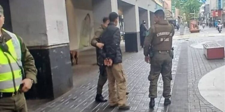 Venezolano queda detenido tras atacar a un funcionario en Chile con una barra de hierro