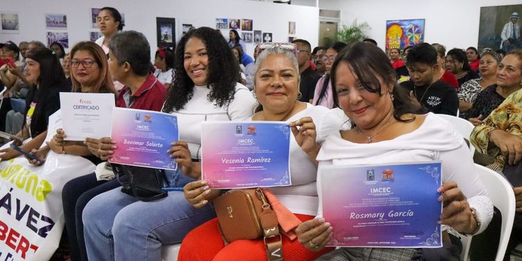 Alcaldía de Maracaibo certificó en oficios socioproductivos a 270 integrantes del Poder Popular