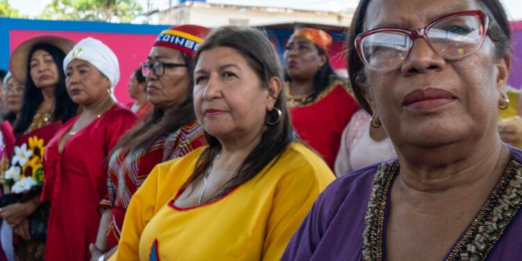 Conmemoran el Día Internacional de la Mujer Indígena en sesión solemne