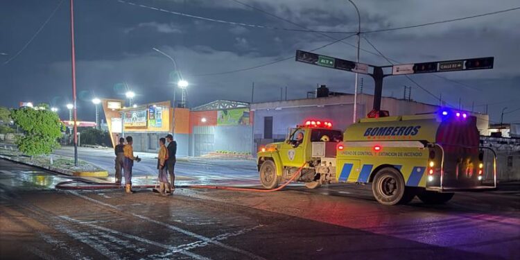 Bomberos de Maracaibo atendieron solicitudes de árboles caídos y estructuras afectadas por las lluvias y fuertes vientos