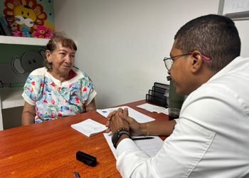 Primera Dama Roselyn López de Caldera lidera jornada de traumatología para 50 adultos mayores del Zulia