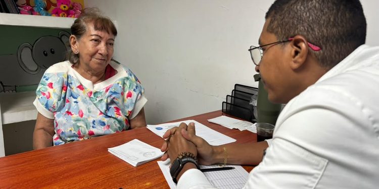 Primera Dama Roselyn López de Caldera lidera jornada de traumatología para 50 adultos mayores del Zulia