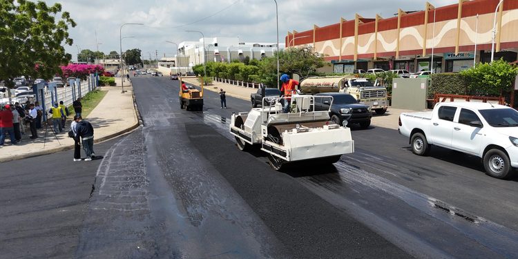 Gobernador Luis Caldera despliega plan de vialidad en el casco central de Maracaibo con 11 mil toneladas de asfalto
