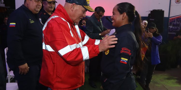 Bomberos de Maracaibo recibieron ascensos, reconocimientos y dotación de uniformes