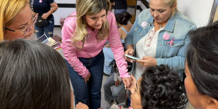 La primera dama Roselyn López de Caldera encabeza jornada de atención especializada a pacientes oncológicos en el Zulia