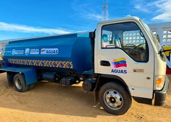 Gobernador lidera entrega de camiones cisterna y anuncia nuevos proyectos de agua y energía en la Alta Guajira