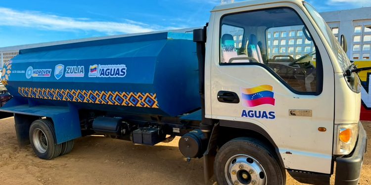 Gobernador lidera entrega de camiones cisterna y anuncia nuevos proyectos de agua y energía en la Alta Guajira