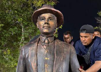 Alcalde Di Martino: La escultura de San José Gregorio llegó a la Facultad de Medicina