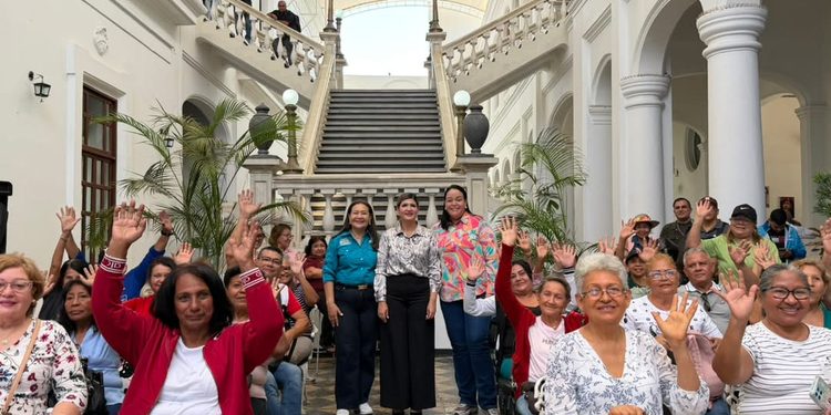 Adultos mayores reviven la historia de Maracaibo en una emotiva ruta patrimonial junto a la Gobernación del Zulia