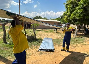 Alcaldía de Maracaibo entrega 200 láminas de zinc a familias afectadas por lluvias en Idelfonso Vásquez