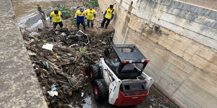 Alcaldía de Maracaibo cumplió labores previas de limpieza en la Cañada Morillo