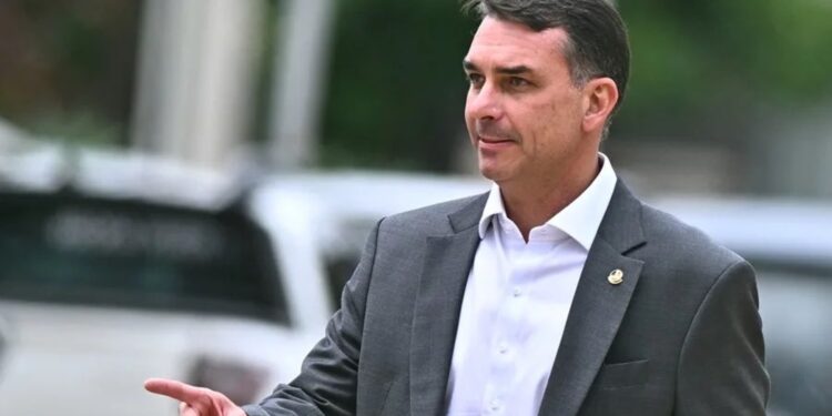 Elecciones en Brasil: Flávio Bolsonaro recibe el apoyo oficial del tercer candidato de cara a la segunda vuelta