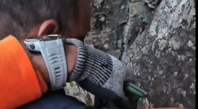 VIDEO: El dramático rescate de un turista al borde de un precipicio tras resbalar al tomarse una ‘selfie’