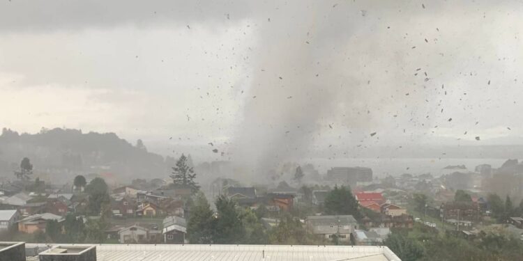 VIDEOS: Tornado causa destrozos a su paso por Chile