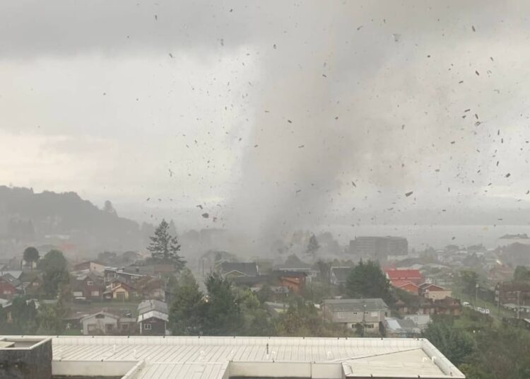 VIDEOS: Tornado causa destrozos a su paso por Chile